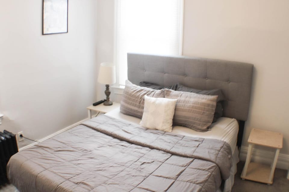 2 BR - Off Street Parking - Amazing View Nearby Apartment in Pittsburgh