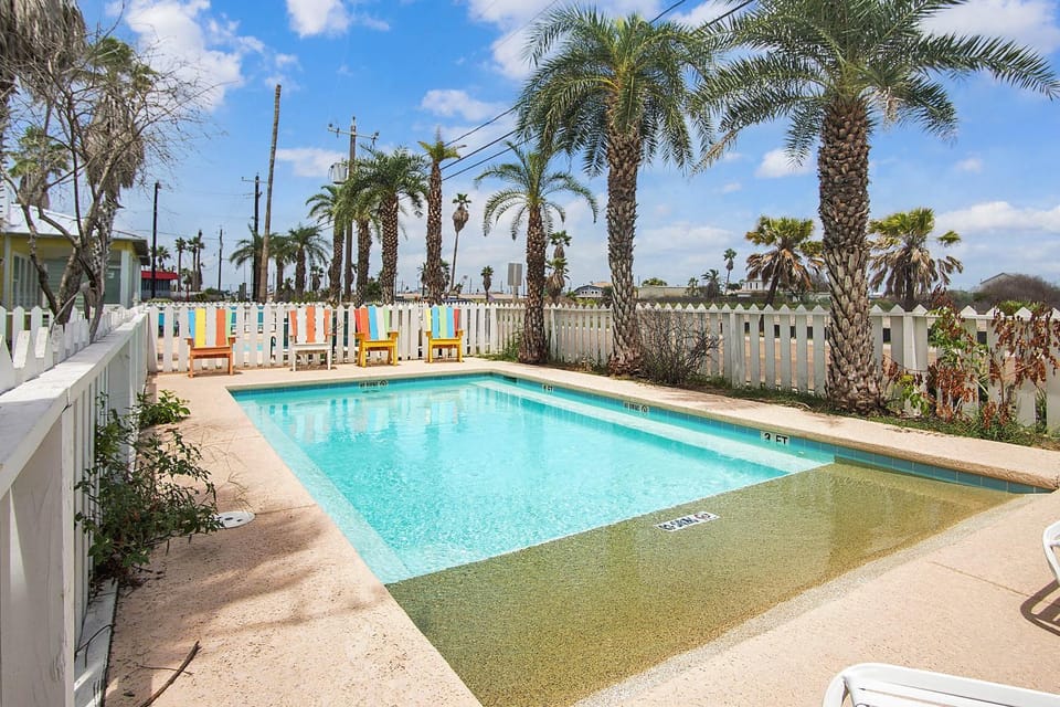 Garden, Seating area, Swimming pool