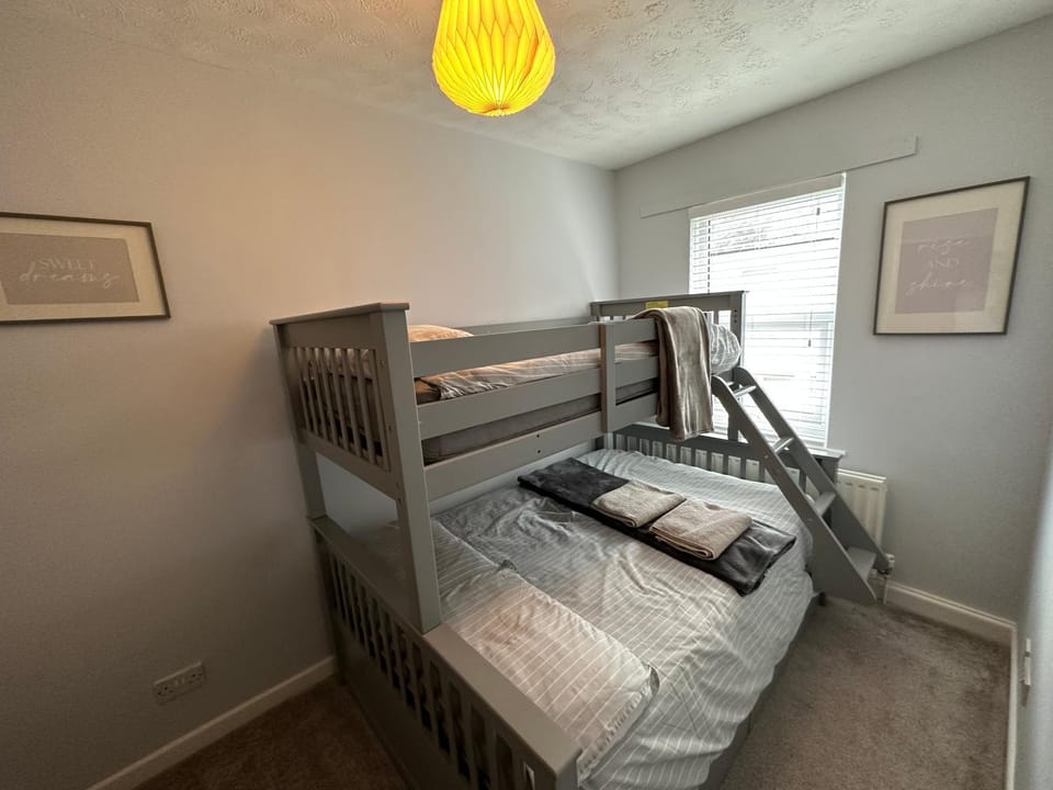 Bed, Photo of the whole room, Bedroom, bunk bed, towels