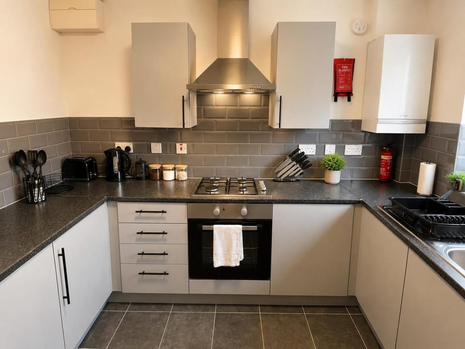 Coffee/tea facilities, Kitchen or kitchenette, stove, toaster