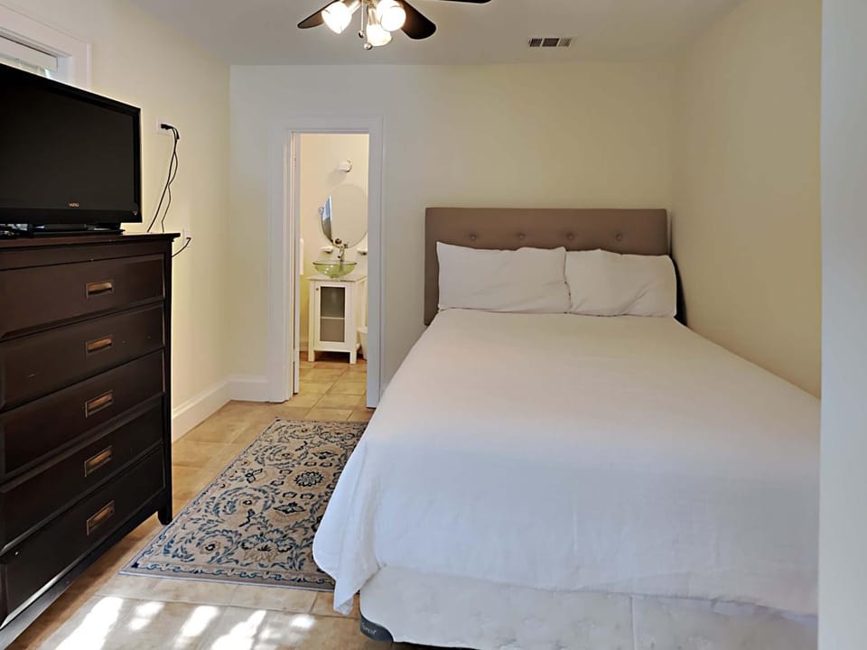 Bed, TV and multimedia, Bedroom, furniture