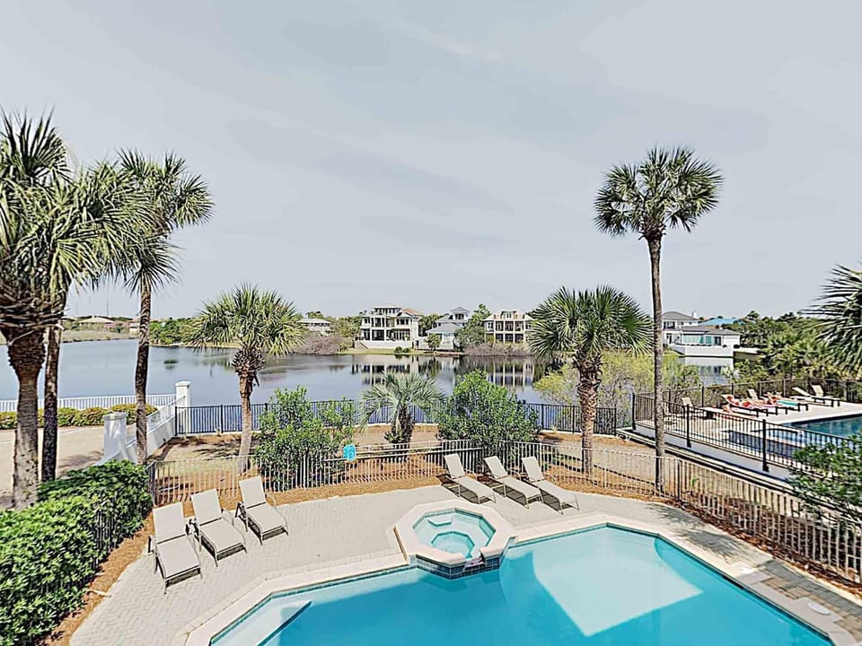 Natural landscape, Garden, Hot Tub, Lake view, Swimming pool