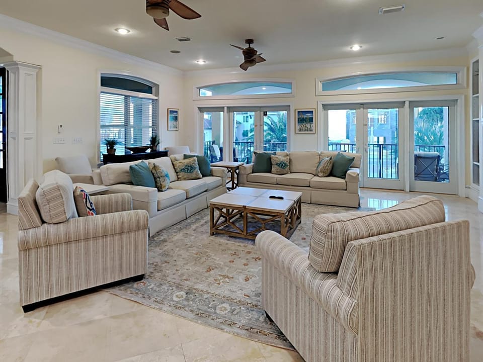 View (from property/room), Balcony/Terrace, Living room, Seating area, furniture