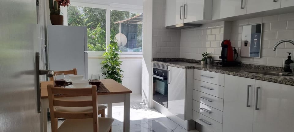 Dining area, pet friendly, stove, kitchen