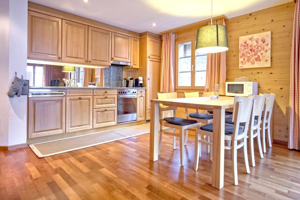 Coffee/tea facilities, Kitchen or kitchenette, Dining area, dishwasher, oven, stove, toaster