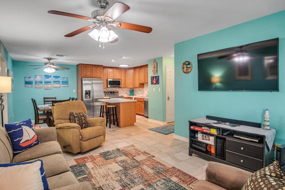 TV and multimedia, Kitchen or kitchenette, Living room, Seating area, furniture