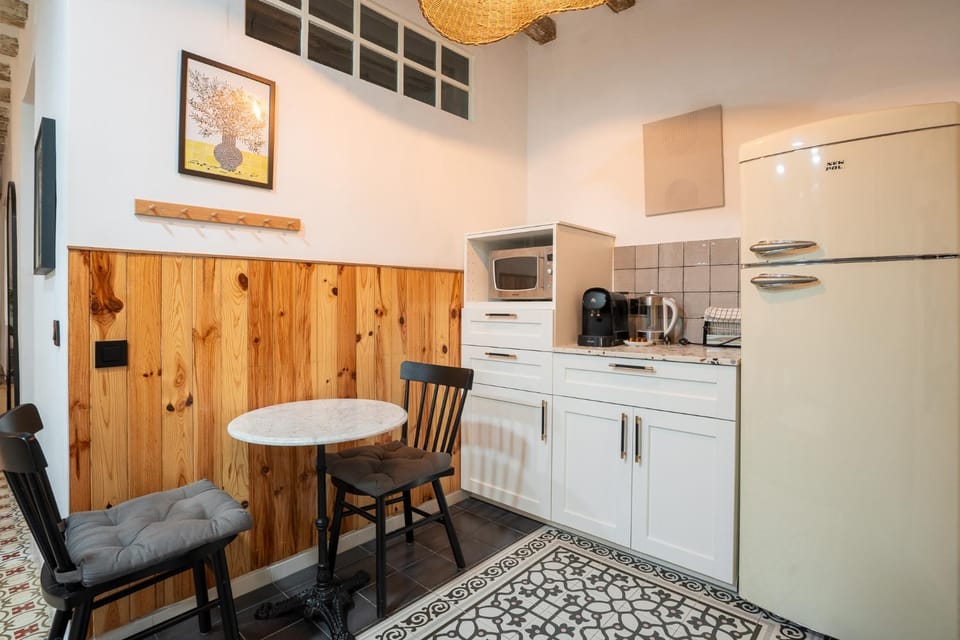 Coffee/tea facilities, Kitchen or kitchenette, Seating area, Dining area