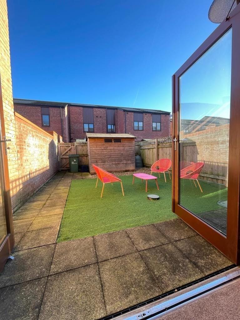 Property building, Patio, Spring, Day, Garden, Garden view