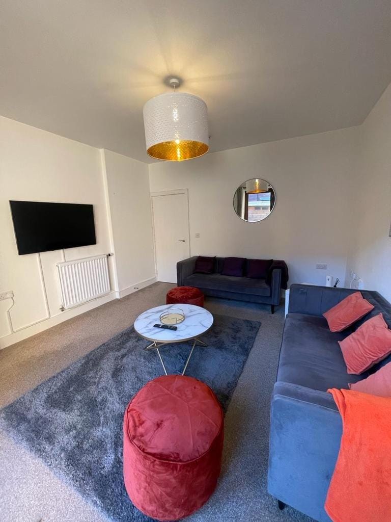 Communal lounge/ TV room, TV and multimedia, Living room, Seating area, Evening entertainment