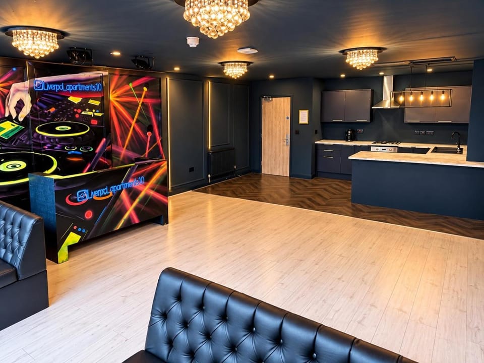 Unique city centre DJ apartment - sleeps 20 Apartment in Liverpool