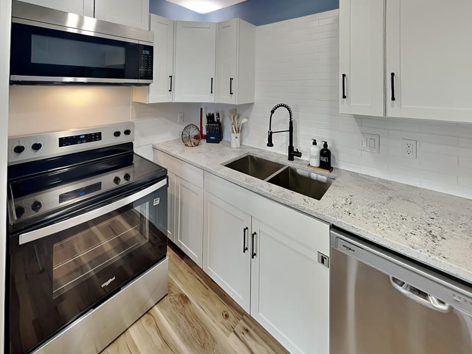 Kitchen or kitchenette, dishwasher, microwave, oven, kitchen