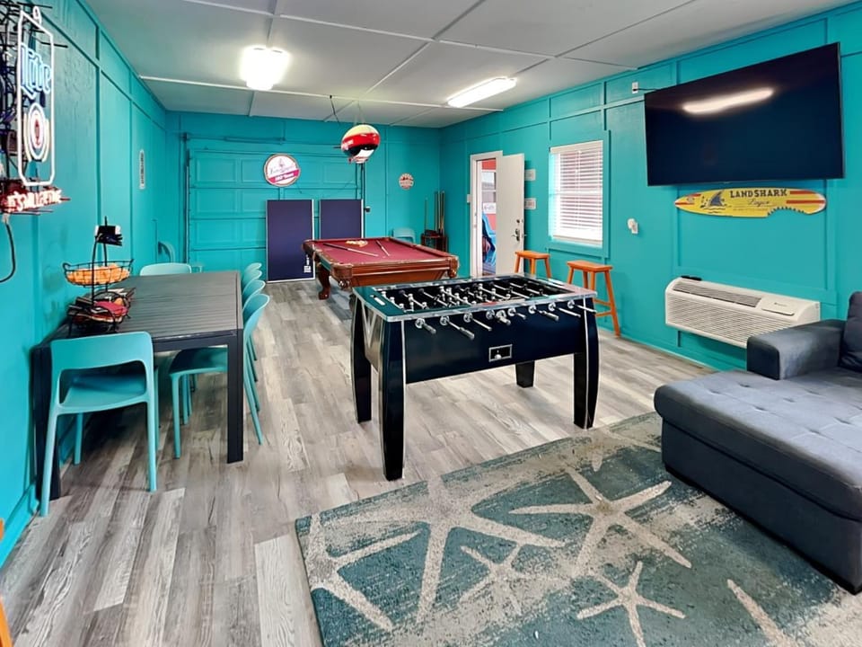 Billiard, Game Room, TV and multimedia, Seating area, furniture, air conditioner
