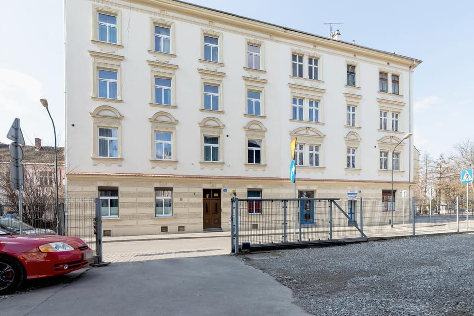 Property building, Facade/entrance, Off site, Neighbourhood, Street view