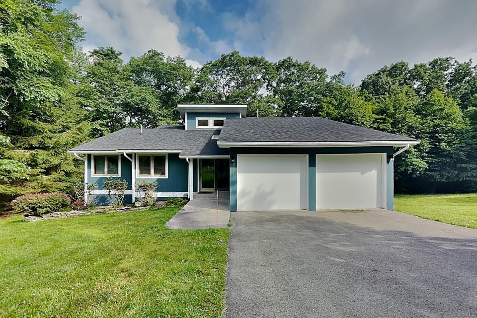 Property building, Facade/entrance, Natural landscape, Garden, Garden view, Parking