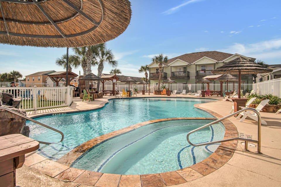 Property building, Patio, BBQ facilities, Garden, Hot Tub, Seating area, Swimming pool