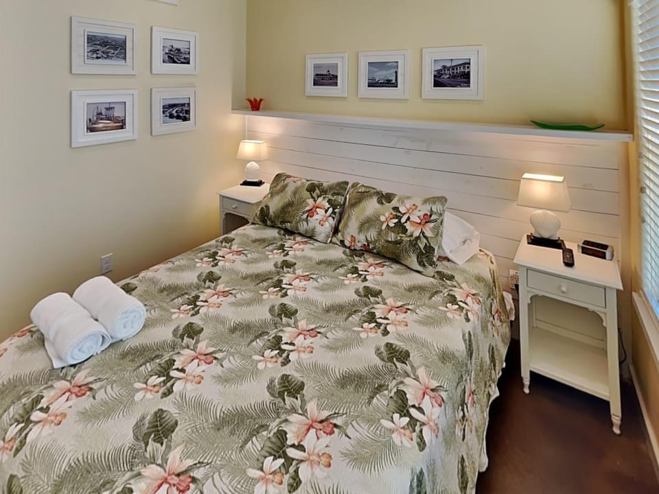 Bed, Bedroom, furniture, towels
