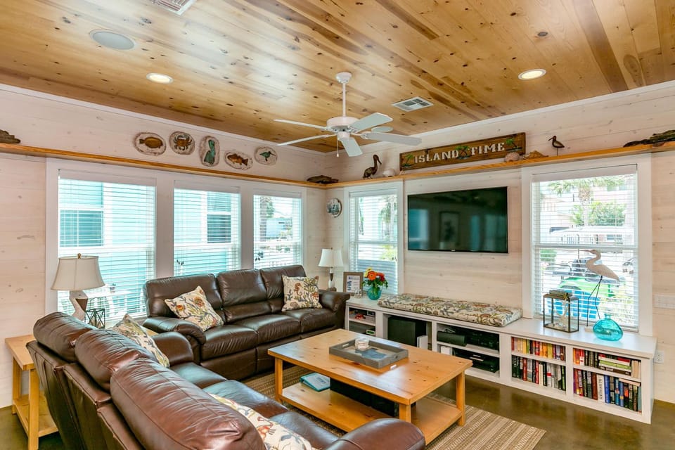 TV and multimedia, Living room, Seating area, furniture