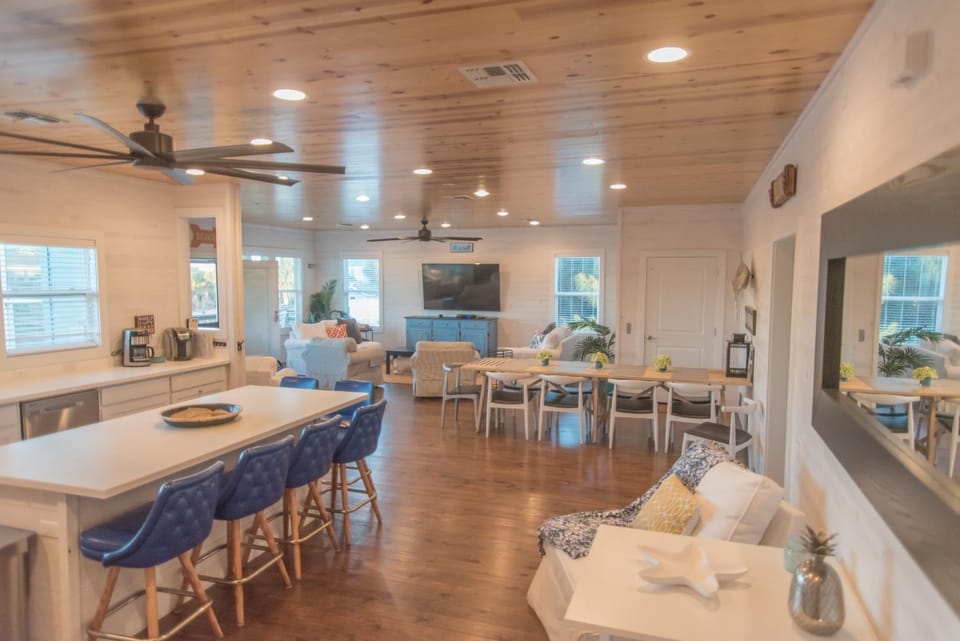 TV and multimedia, Kitchen or kitchenette, Living room, Seating area, Dining area