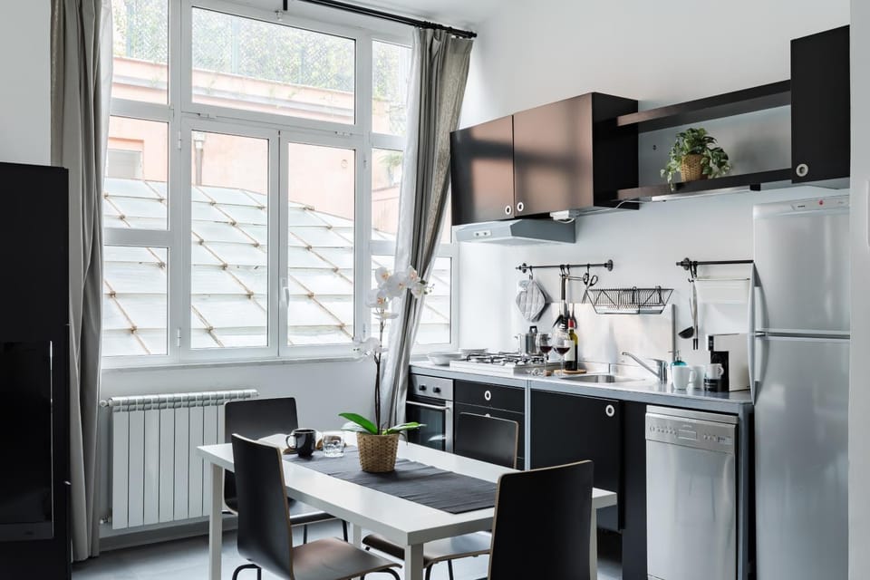 Coffee/tea facilities, Kitchen or kitchenette, Dining area, Landmark view, Landmark view, Inner courtyard view, dishwasher, oven, stove, toaster