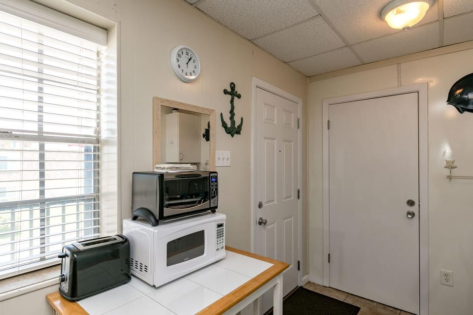 Kitchen or kitchenette, microwave, toaster