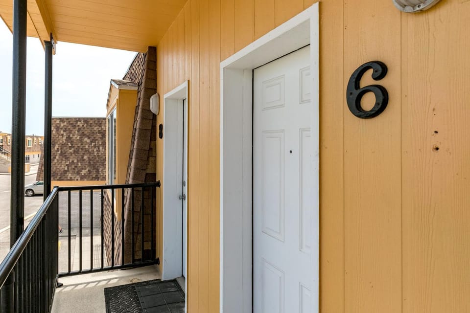 Facade/entrance, Neighbourhood