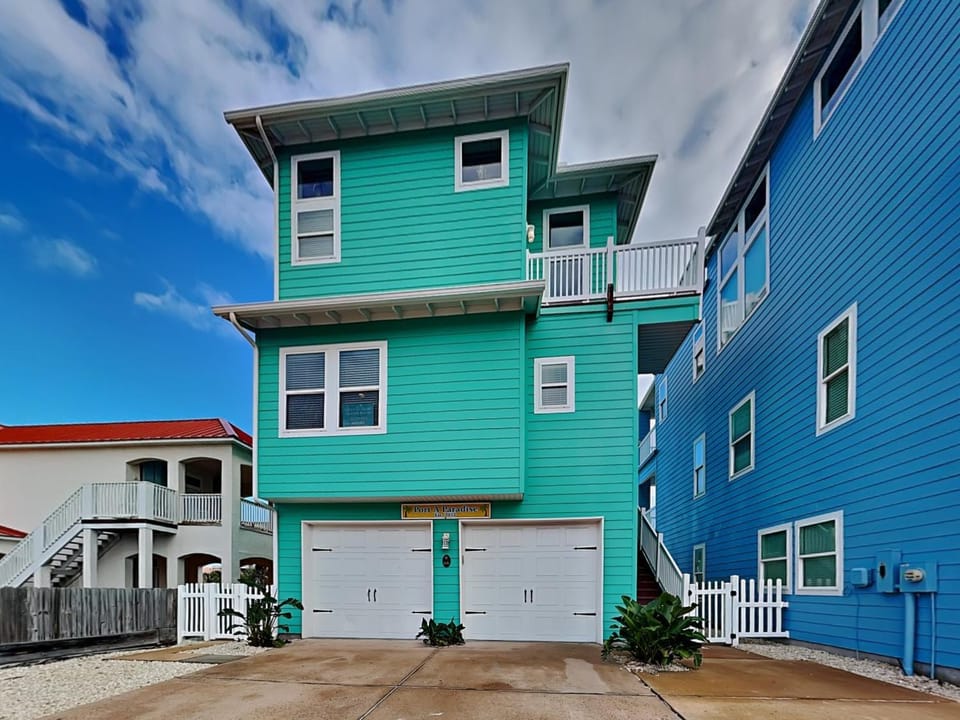 Property building, Facade/entrance, Balcony/Terrace, Parking