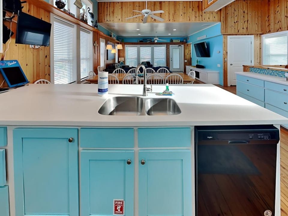 TV and multimedia, Kitchen or kitchenette, Living room, Seating area, Dining area, dishwasher, furniture