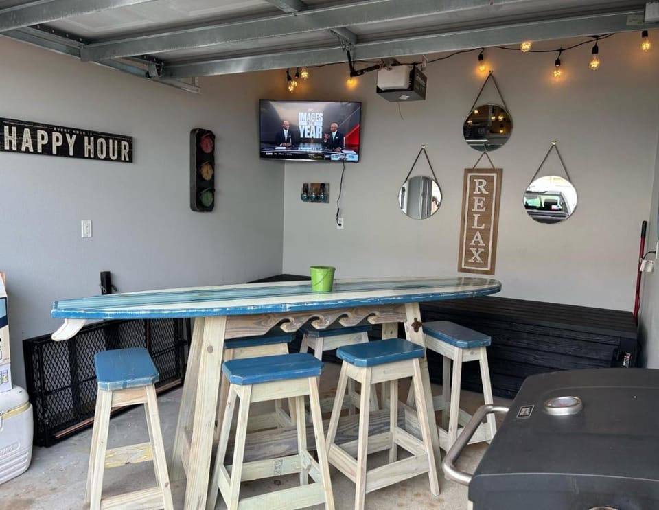 TV and multimedia, Lounge or bar, Seating area, furniture