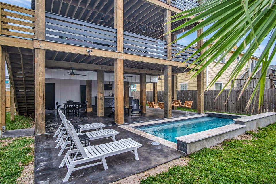 Property building, Patio, Balcony/Terrace, Seating area, Swimming pool