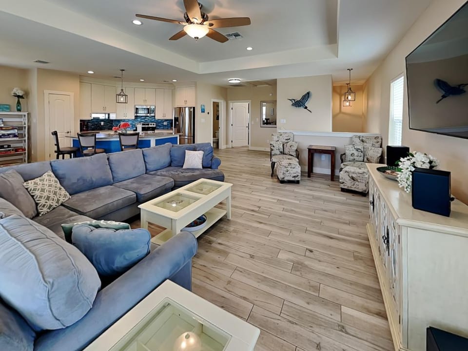 TV and multimedia, Kitchen or kitchenette, Living room, Seating area, Dining area, furniture