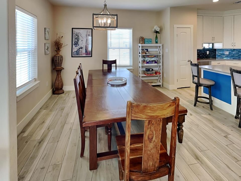 Kitchen or kitchenette, Seating area, Dining area, furniture