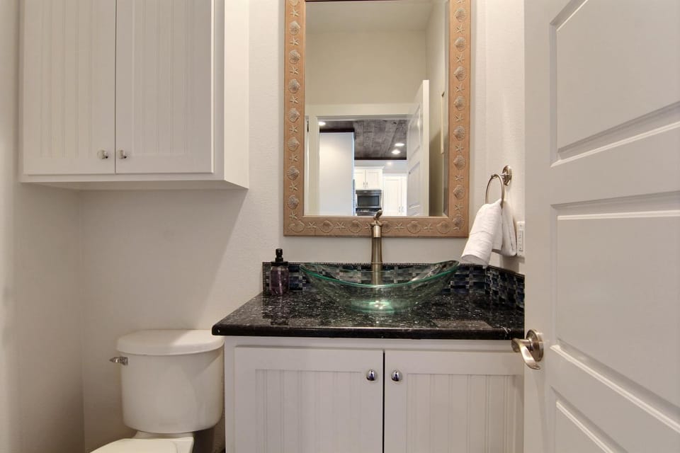 Toilet, Bathroom, towels
