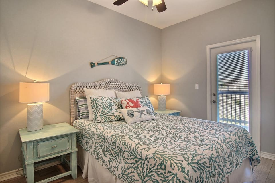 Bed, Balcony/Terrace, Seating area, Bedroom