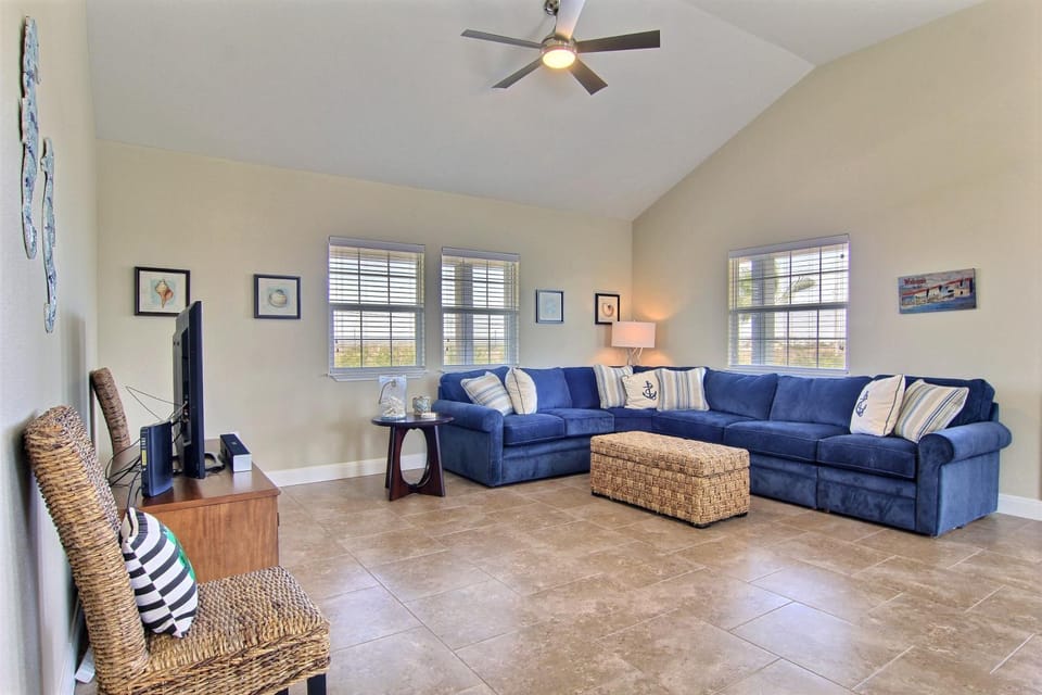 TV and multimedia, Living room, Seating area, furniture