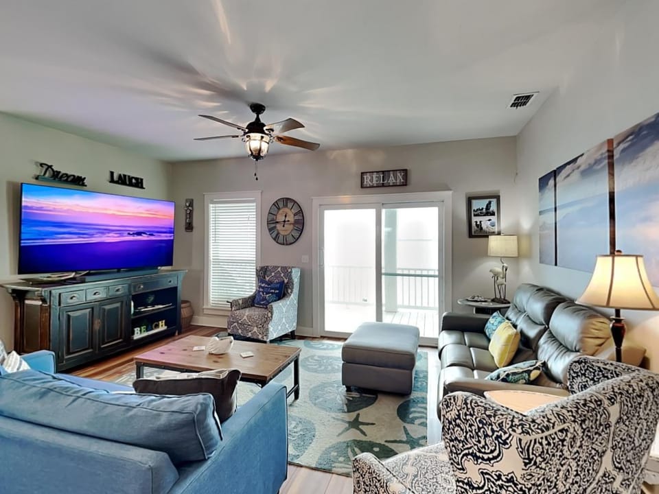 TV and multimedia, Balcony/Terrace, Living room, Seating area, furniture