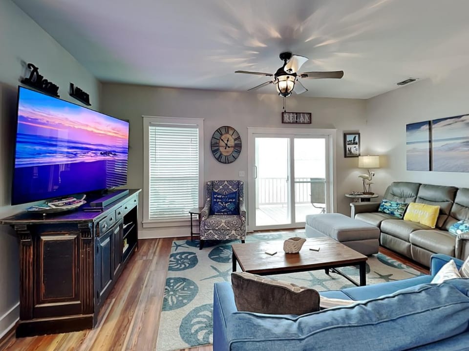 TV and multimedia, Balcony/Terrace, Living room, Seating area, furniture