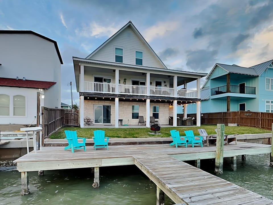 Property building, Patio, Balcony/Terrace, Seating area, River view