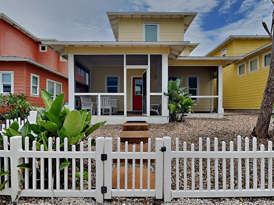 Property building, Facade/entrance, Neighbourhood, Garden, Balcony/Terrace, Seating area, Parking