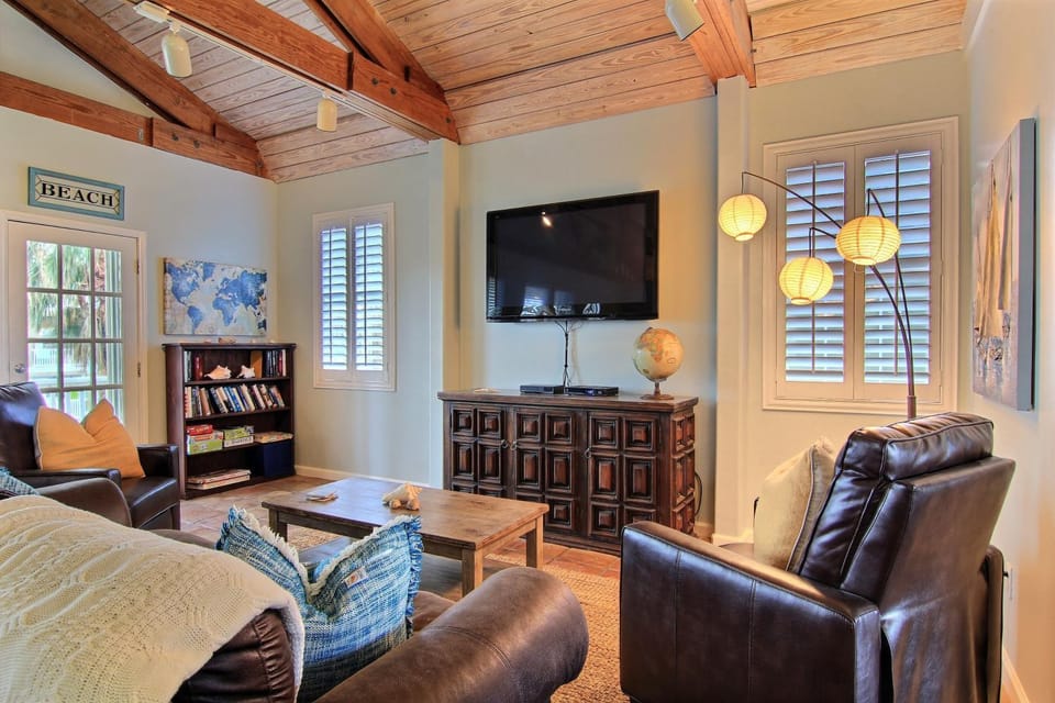 Library, TV and multimedia, Living room, Seating area, furniture