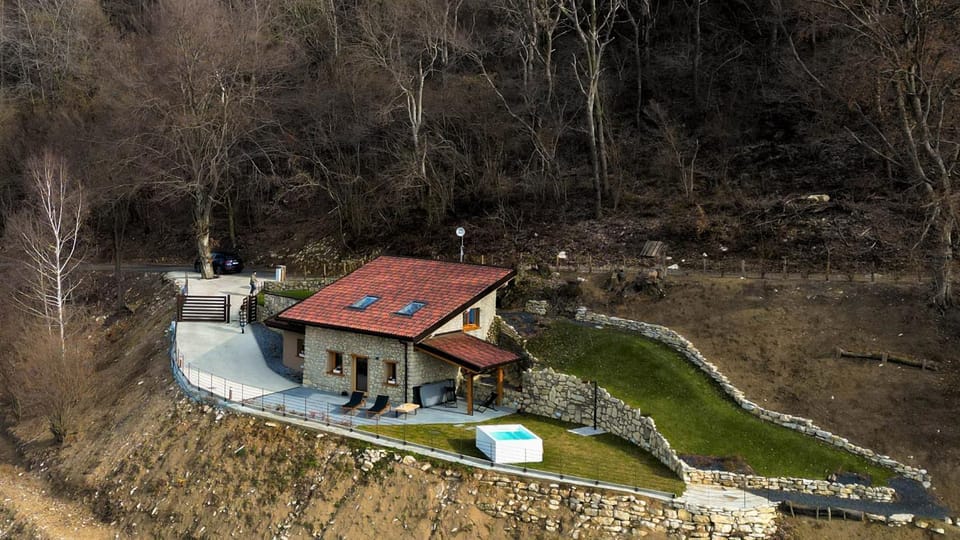 Property building, Mountain view, Pool view, Swimming pool