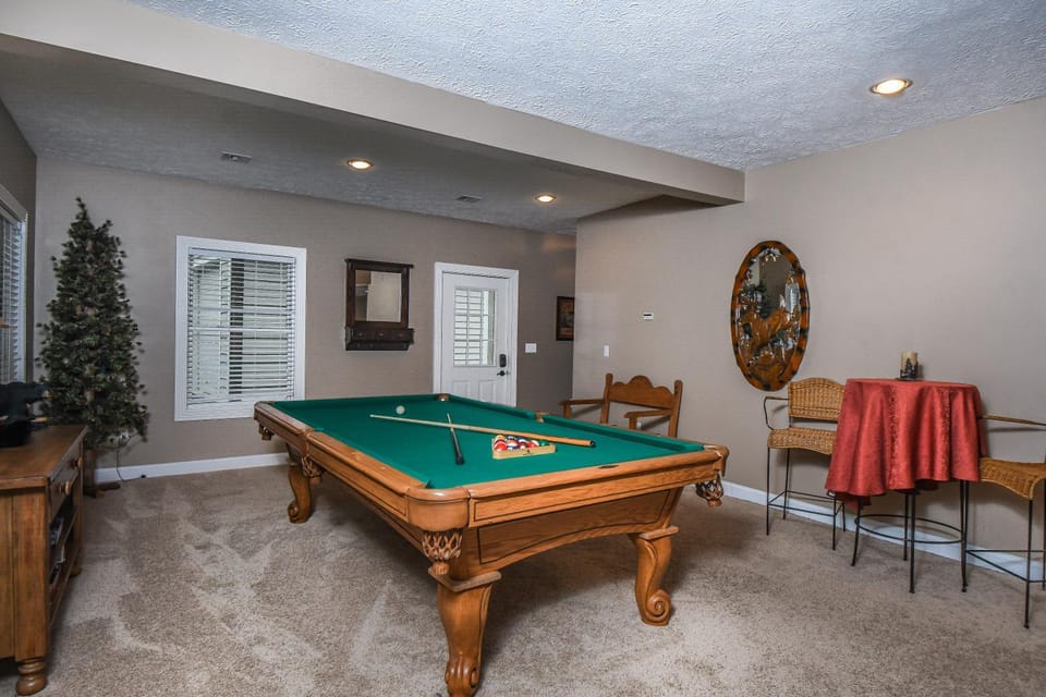 Billiard, Game Room, Seating area, furniture