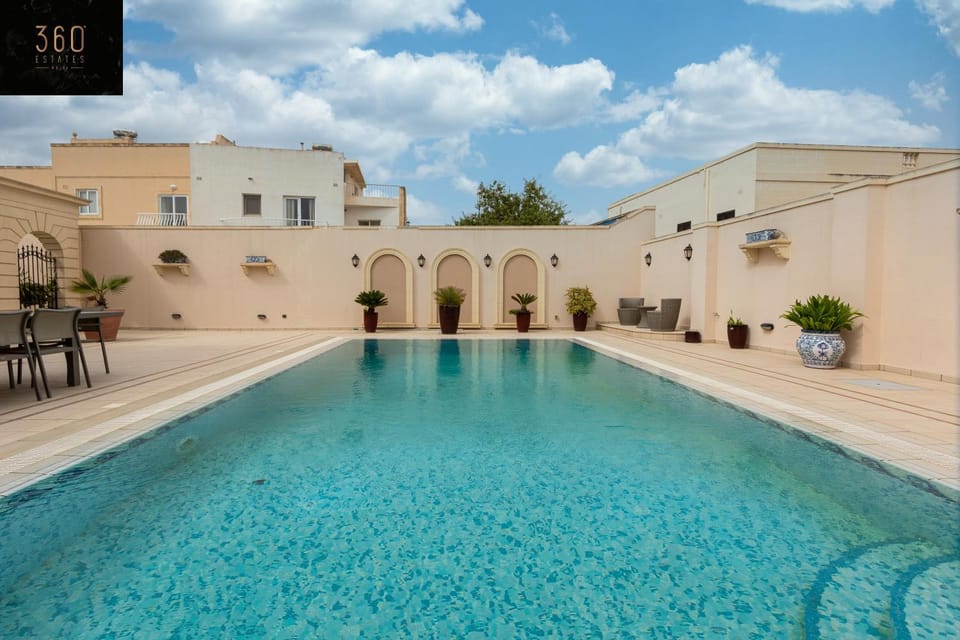 LUX VILLA with amazing BBQ, Pool Area & WIFI by 360 Estates Apartment in Malta