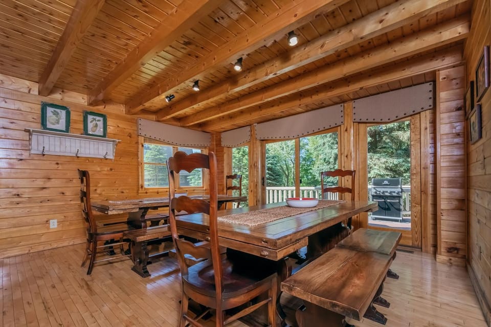 Patio, BBQ facilities, Living room, Seating area, Dining area, Garden view, furniture