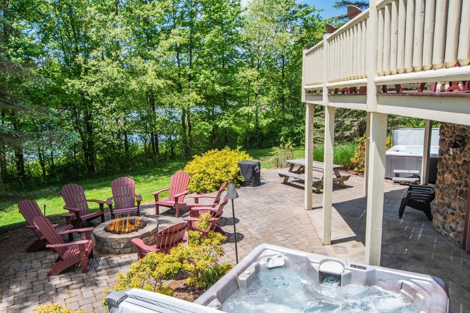 Patio, Natural landscape, BBQ facilities, Garden, Hot Tub, Balcony/Terrace, Garden view, Lake view