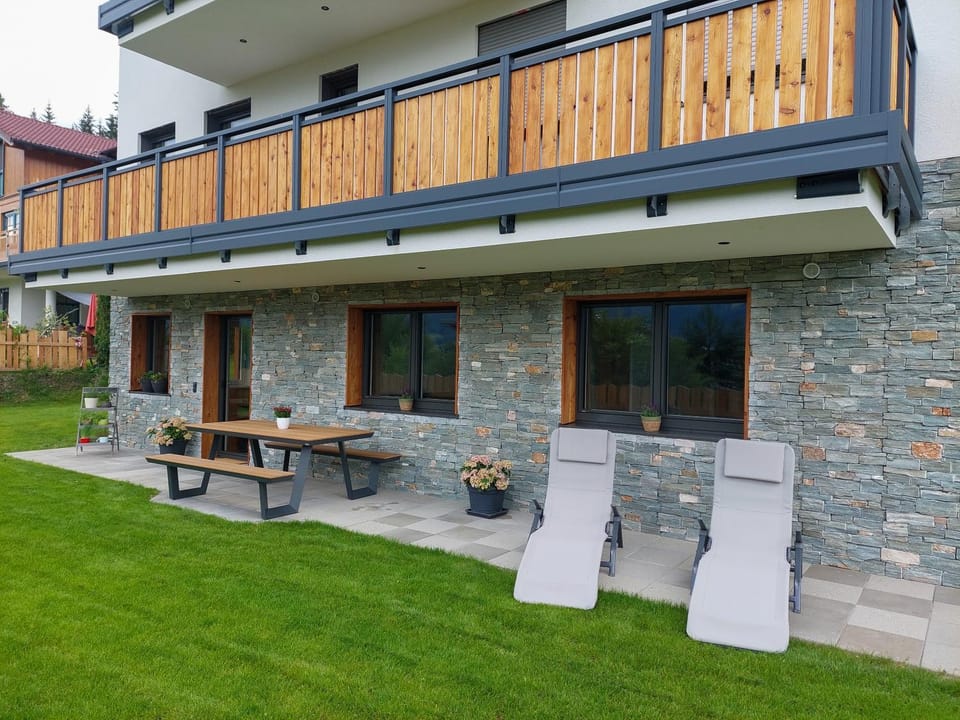 Property building, Garden, Garden, Balcony/Terrace, Balcony/Terrace