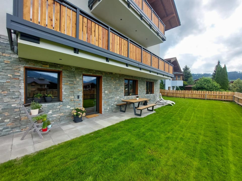Property building, Garden, Garden, Balcony/Terrace, Balcony/Terrace