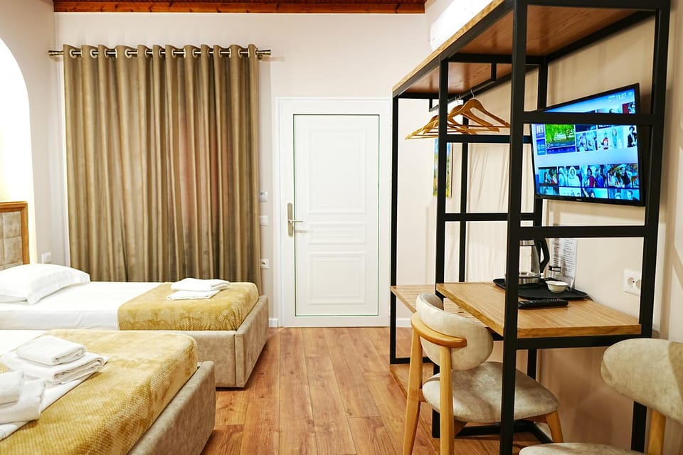 Bed, TV and multimedia, Living room, Photo of the whole room, Seating area, Bedroom, hair dresser