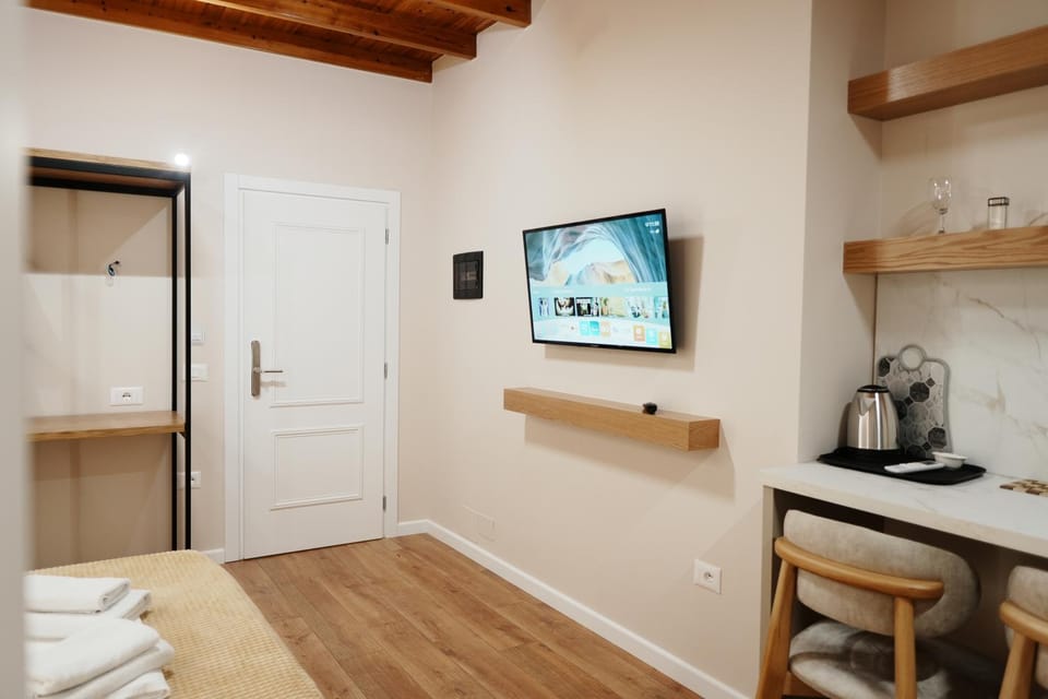 Bed, TV and multimedia, Coffee/tea facilities, Kitchen or kitchenette, Photo of the whole room, Bedroom, minibar