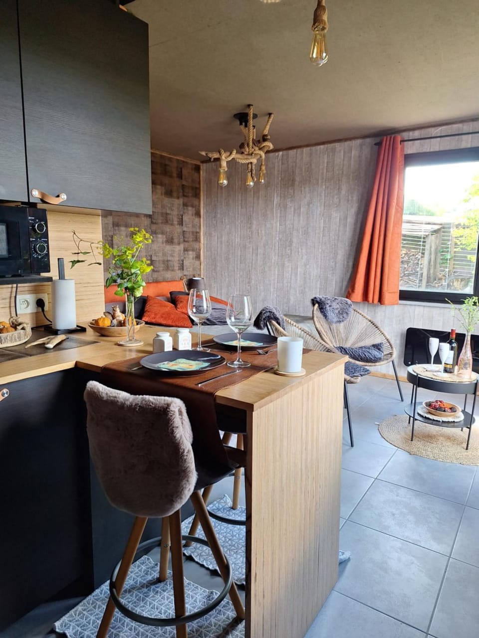 Kitchen or kitchenette, Living room, Seating area, Dining area, concierge