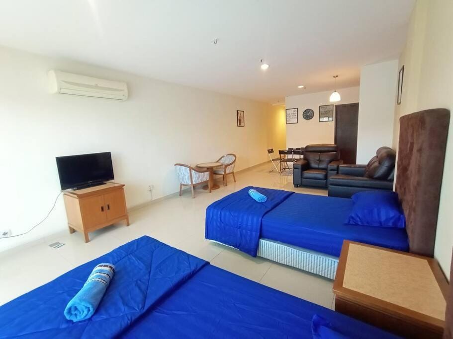 Communal lounge/ TV room, Bed, TV and multimedia, Living room, Photo of the whole room, Seating area, Bedroom, towels, air conditioner